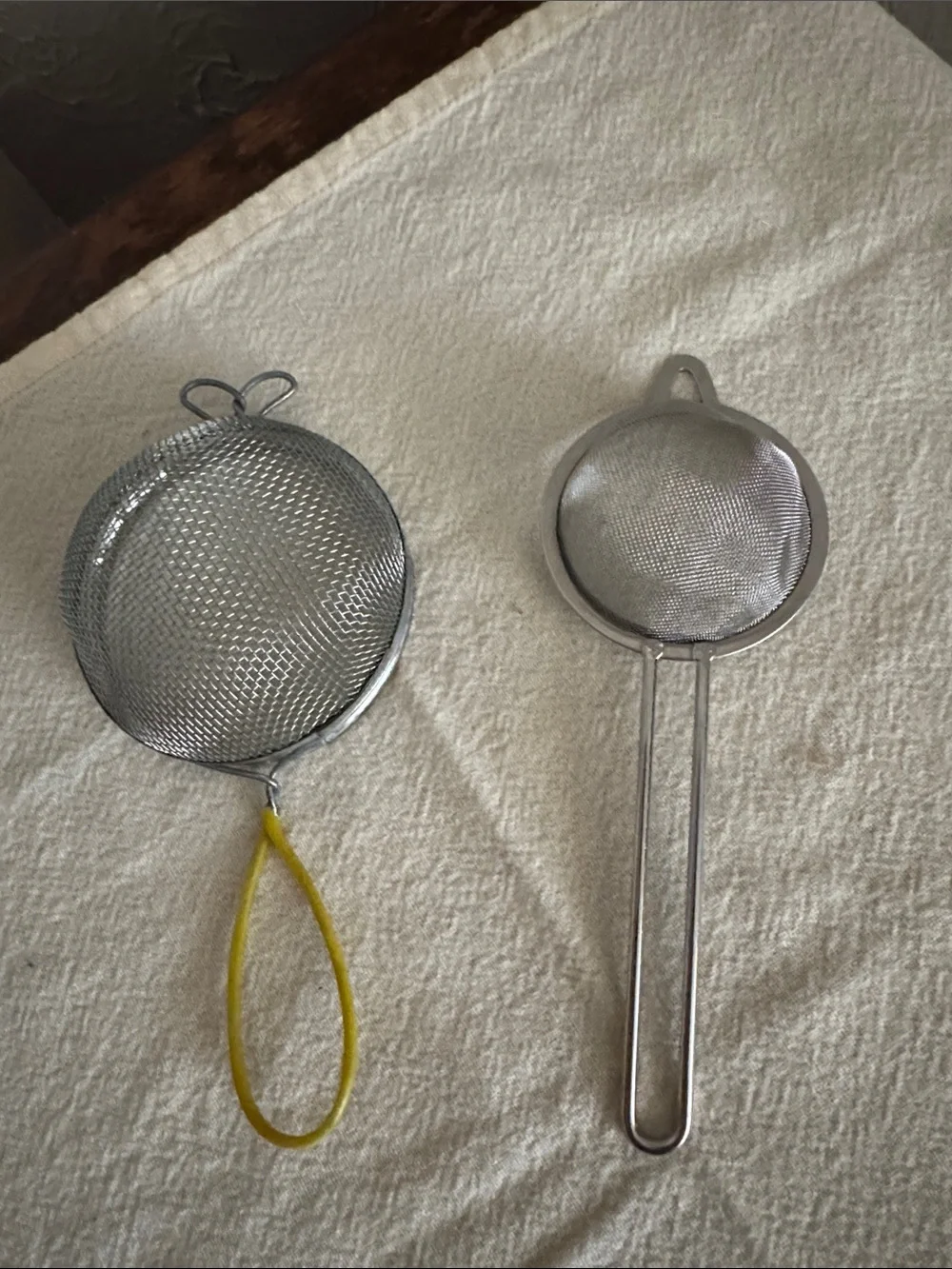 Set of 2 Mesh Strainers with Long Handles - Silver and Yellow
